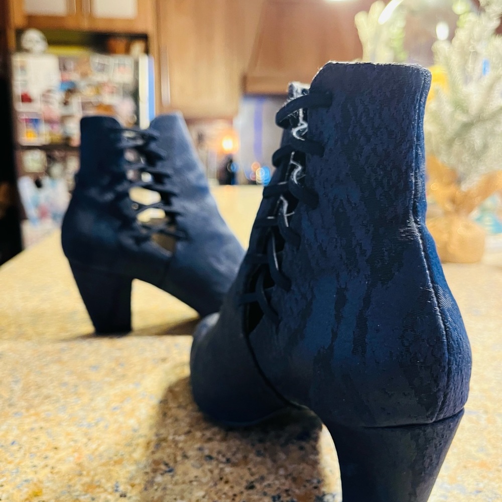 Boots Size 6 New